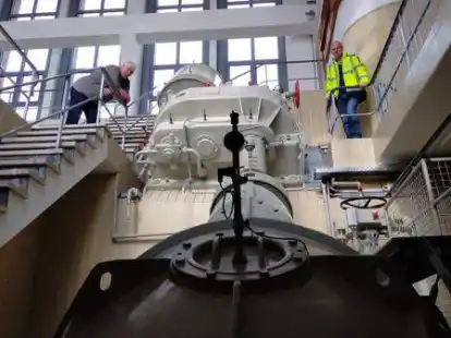 Sch&ouml;pfwerksmeister Ingo Groenewold (links) und Obersielrichter Rainer Mellies &uuml;ber einer der drei Pumpen im Sch&ouml;pfwerk Leybuchtsiel: Technik aus den 1960er-Jahren leistet hier auch heute wichtigen Dienst bei der Entw&auml;sserung von Norden.