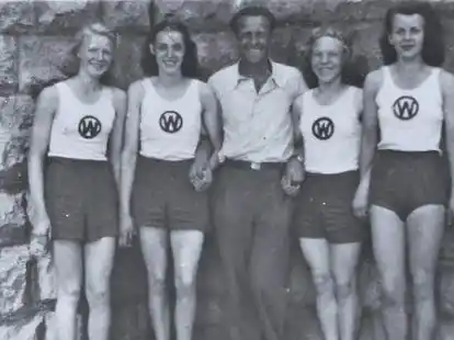 Die erfolgreiche M&auml;dchenstaffel des VfL Wittekind mit (von links) Gunda Behrens, Hanna Heinemann, Trainer Walter Ebinger, Anneliese Reuter und Helga Willers, die jetzt verstorben ist.