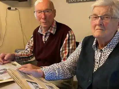 Helmut und Erika Weete haben den VfL Stenum mitgegr&uuml;ndet und viele Unterlagen aufbewahrt. 25 Jahre lang war Helmut Weete Vorsitzender des Vereins.