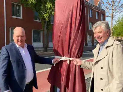 Enth&uuml;llten gemeinsam die Stele (v.l.): B&uuml;rgermeister Claus-Peter Horst und der Vorstandsvorsitzende der Sparkasse Leer-Wittmund.
