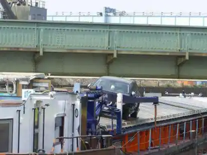 Vorsichtig probieren: Dieser Binnenschiffer musste auf die Passage der Br&uuml;cke bei ablaufendem Wasser  noch etwas warten.