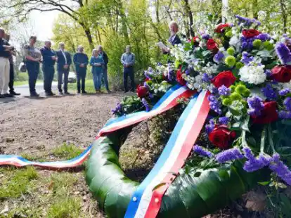 Gedenken an die Opfer: Ein Onkel des Niederl&auml;nders Dr. Oebele Vries starb gegen Ende des Zweiten Weltkrieges in dem Gefangenenlager in Brockzetel.