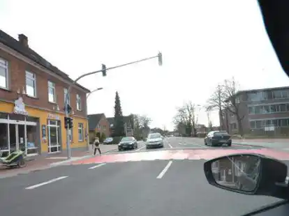 Blick vom Fischteichweg auf die Julianenburger Stra&szlig;e. Auf der linken Seite wird es f&uuml;r Fu&szlig;g&auml;nger und Radfahrer eng.
