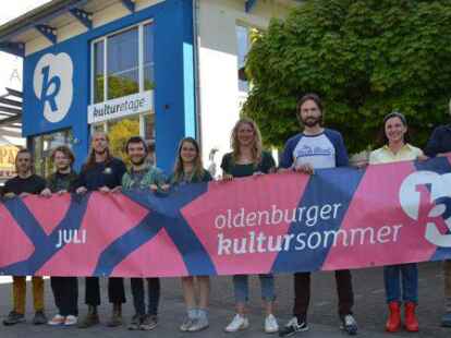 Freuen sich auf den Kultursommer (von links): Keno Rott (Vault Kid); Nils Brandenburg undTristan Ortland (Psychic Primate); Richard Kachel, Arne Goerlitz und Kikan Nelle (Curly Fries); Kira Stanek (Asta Uni Oldenburg); J&uuml;rgen Boese (Studentenwerk Oldenburg) sowie Bettina Stiller und Mirko Noffke (beide Kulturetage).