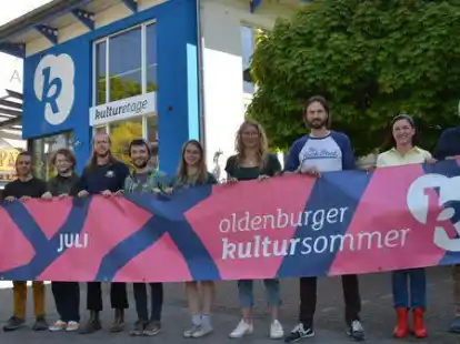 Freuen sich auf den Kultursommer (von links): Keno Rott (Vault Kid); Nils Brandenburg undTristan Ortland (Psychic Primate); Richard Kachel, Arne Goerlitz und Kikan Nelle (Curly Fries); Kira Stanek (Asta Uni Oldenburg); J&uuml;rgen Boese (Studentenwerk Oldenburg) sowie Bettina Stiller und Mirko Noffke (beide Kulturetage).