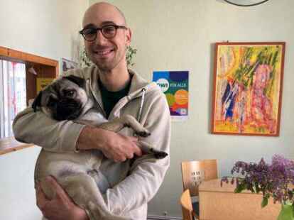 Jonas R&uuml;hl (hier mit Mops Kalle) leitet die  Begegnungsst&auml;tte Propeller in Oldenburg.