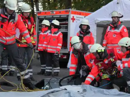 W&auml;hrend des Zeltaufbaus: In Wildeshausen fand mit Mitgliedern des DRK-Kreisverbands Oldenburg-Land eine &Uuml;bung statt.
