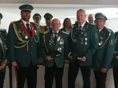 Ehrungen bei der St.-Franziskus-Sch&uuml;tzenbruderschaft Petersdorf (von links): Manfred M&uuml;ller, Markus Stammermann, Georg Meyer, Jens Bohmann, Thomas von Garrel, Ulrike Gehlenborg, Matthias Tegenkamp, Pr&auml;ses Stefan Jasper-Bruns, Ludger Schewe und Harald Busken.