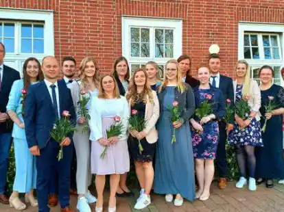 &Uuml;ber den erfolgreichen Abschluss freuen sich (von links) Dr. Jochen Berentzen, Jana Siemer Ildefonso, Lars Kamper, Lukas Westendorf, Julia Possenriede, Julia Lamping, Johanna Scheffle, Hilka Veldkamp, Saskia Siefke, Jessica Alberding, Hartmut Menke-Saathoff, Maike Kornelius, Markus Post, Tanja Osterkamp, Larissa Janzen, Hilde von Drehle und Michaela Wende.