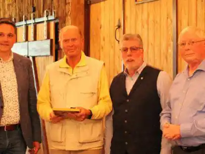 Ehrung im Vielstedter Bauernhaus: J&ouml;rg Skatulla (links) sowie  Ingolf Bahr (3. von links) und Dieter Holsten (rechts) gratulierten Dieter Neumann (2. von links) zu 50 abgelegten Sportabzeichenpr&uuml;fungen.