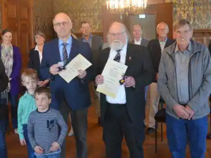 Friesland-Taler f&uuml;r Klaus Jensen (vorne, zweiter von links) und Holger Krahe (vorne, dritter von rechts). Die Auszeichnung f&uuml;r herausragendes ehrenamtliches Engagement &uuml;berreichte Landrat Sven Ambrosy (links) im Schloss Jever im Beisein der Familien der Geehrten.
