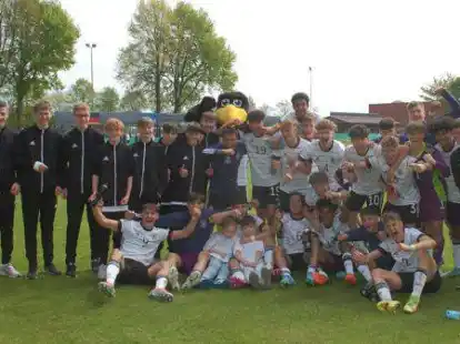 Die Spieler der deutschen U-15-Fu&szlig;ball-Nationalmannschaft mit den C-Junioren der JSG Garrel/Varrelbusch und Maskottchen Paule