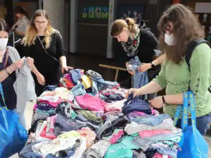 Dicht an dich standen Kaufinteressierten bei der Kleiderb&ouml;rse in der Grundschule Bar&szlig;el.