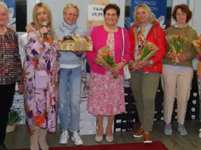 Gelungene Modenschau (von links): Elke Vanselow (Landfrauen-Schriftf&uuml;hrerin), Modeberaterin Dr. Claudia Schulz, Irmgard Greten (Schuhhaus Greten) und die vier Landfrauen-Models Gerda Stammermann, Martina Bothen, Maria Schulte und Bianca Lampe.