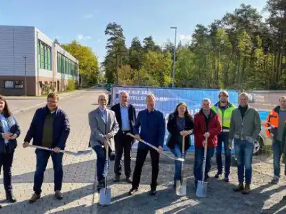 Der Ausbau der Schultredde steht kurz bevor. Vertreter von Verwaltung, Rat und Baufirmen trafen sich zum symbolischen 1. Spatenstich. Die FDP kritisiert allerdings die Umleitung der Busse &uuml;ber den Oldenburger Weg von und zum Bahnhof.
