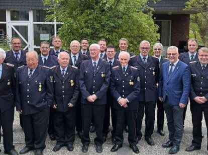 Drei Jahre nach der letzten Zusammenkunft trafen sich die Ortswehren Sande und G&ouml;dens erstmals wieder zu ihrer gemeinsamen Versammlung. Viele Ehrungen und Bef&ouml;rderungen auch im Beisein von Landrat Sven Ambrosy, Kreisbrandmeister Gerd Zunken und B&uuml;rgermeister Stephan Eiklenborg  (vorn, von rechts) galt es nachzuholen.