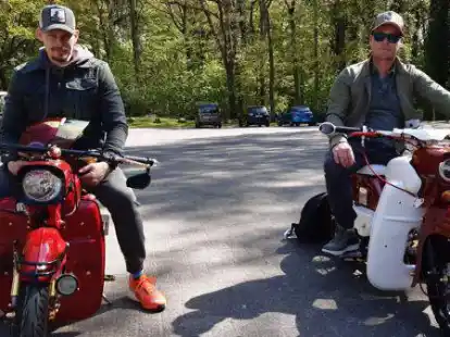 Organisieren zusammen ein Moped-Treff im Krandel (v.li.): Christian Harting und Nils Ewert.