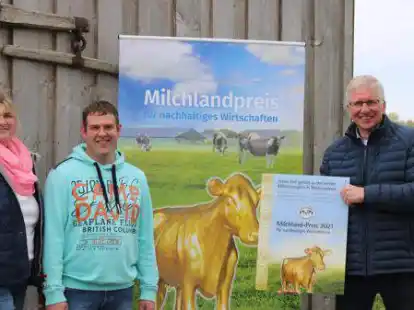 Daniela und Ingo Neels d&uuml;rfen sich zu den besten Milcherzeugern Niedersachsens z&auml;hlen.  LVN-Vorstand Herbert Heyen &uuml;berreichte die Auszeichnung.