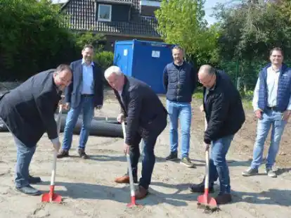 Den ersten Spatenstich f&uuml;r die neue L&ouml;ninger Krippe nahmen vor (von links): Architekt Jens Meyer (db-bau), 1. Stadtrat Thomas Willen, B&uuml;rgermeister Burkhard Sibbel, Fachbereichsleiter Andreas Brundiers, Bauunternehmer Frank Hillenhinrichs, Fachbereichsleiter Ulrich Keil.