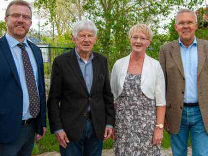 Nach gut 30 Jahren als Schulsekret&auml;rin  am Dietrich-Bonhoeffer-Gymnasium Ahlhorn verabschiedet: Helga Dolata (Bild). Ihr dankten (von links) Schulleiter Florian Sch&ouml;n, der ehemalige Schulleiter Dieter T&auml;nzer und der stellvertretende Schulleiter J&uuml;rgen Steffens.