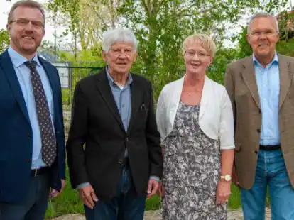 Nach gut 30 Jahren als Schulsekret&auml;rin  am Dietrich-Bonhoeffer-Gymnasium Ahlhorn verabschiedet: Helga Dolata (Bild). Ihr dankten (von links) Schulleiter Florian Sch&ouml;n, der ehemalige Schulleiter Dieter T&auml;nzer und der stellvertretende Schulleiter J&uuml;rgen Steffens.