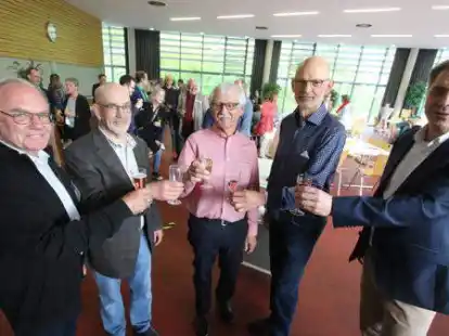 Stie&szlig;en auf eine gute weitere Zusammenarbeit an: Klaus Dieter Habedank, Ernst Diekermann, Bodo Gerdes, Hermann Dierks und J&uuml;rgen Krogmann.