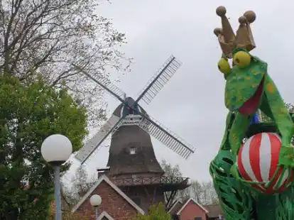 Blick auf die Hengstforder M&uuml;hle: Das Bild entstand vom Parkplatz des Freibades, wo zwei Skulpturen aus der Reihe Aper Lieblingsorte stehen. Neben einem Hund in einer Badewanne ist das auch ein lachender Frosch mit Ball.