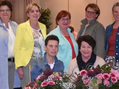 Der neue Vorstand mit der scheidenden Vorsitzenden (oben von links):  Anja Meiners, Brigitte Rolfes, Beate B&uuml;hrmann, Sabine Thoben-G&ouml;ken, Anne Behrens; (unten von links): Doris Wieghaus und Doris Osterloh.