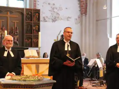 Bischoff Thomas Adomeit (Mitte) und Kreispfarrer Lars Dede (rechts) verabschieden Malte Borchardt.