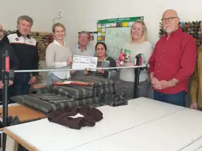 Freuen sich gemeinsam, dass das syrische Kochbuch so erfolgreich verkauft wurde und nun schon die zweite Auflage gedruckt wird: Omar Ismaeil, Dieter B&ouml;rjes, Louisa Blank und Reinhold Weerts vom Verein Humanit&auml;re Soforthilfe, Kochbuchautorin  Mayassa Mustafa, Nicole Gnieser (Verein Humanit&auml;re Soforthilfe) sowie Reinhard Penning und Gert Sudbrack von der Gruppe Art Anarcho.