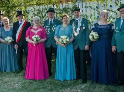 Kaiser- und K&ouml;nigsthron (v.l.): Birgit und Hubert Tapken, Paula und Otto M&ouml;llmann, Beate und Manfred Vornhagen, Silke und Manfred Hogeback sowie Ulla Gr&uuml;&szlig; und Heinz Ostmann.