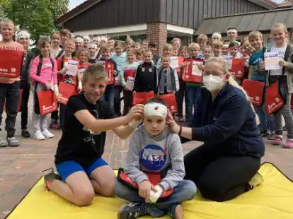 Carmen Niemann (vorne rechts) von den Johannitern brachte den Kindern der Grundschule Petersdorf bei wie Erste Hilfe funktioniert.