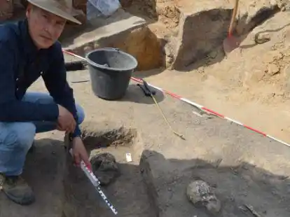 Arch&auml;ologe Dr. G&ouml;sta Ditmar-Trauth am Grab eines m&ouml;glichen Ritters