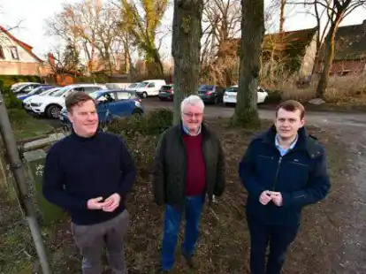 Bei einem Ortstermin im M&auml;rz hatten die CDU-Ratsherren Heinke W&uuml;bbenhorst (von links), Gerd Hanken und Philipp Albrecht auf den Zustand des Parkplatzes an der Nutzhorner Stra&szlig;e aufmerksam gemacht.