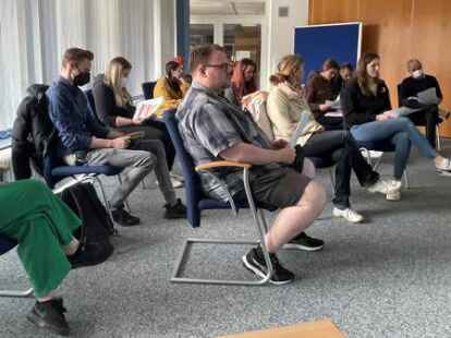 Zahlreiche Jugendliche verfolgten die Diskussion im Sander Ausschuss &uuml;ber m&ouml;gliche weitere Jugendtreffs in den Ortsteilen.