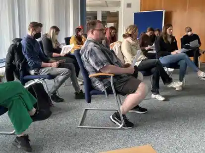 Zahlreiche Jugendliche verfolgten die Diskussion im Sander Ausschuss &uuml;ber m&ouml;gliche weitere Jugendtreffs in den Ortsteilen.