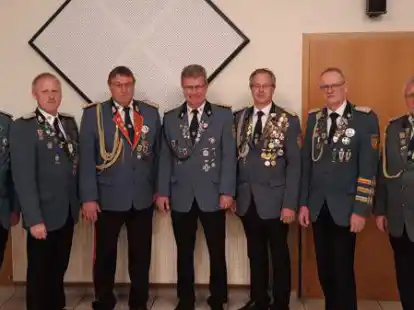 Wieder im Vorstand (von links): Hermann Kuper, Markus Schlangen, Theo Raker, J&uuml;rgen Meyer, Karsten Hespe und Werner M&uuml;ller. Auch K&ouml;nigs Aloys B&auml;ker (rechts) war anwesend.