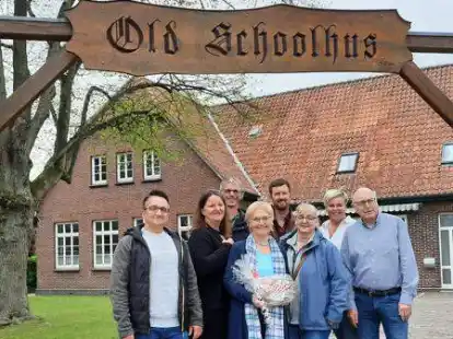 Der neue Vorstand der Dorfgemeinschaft Moorwarfen: Thomas Letz, Petra Sch&uuml;ssler, der nun ausgeschiedenen Vorsitzenden Helga Mayerhofer, Marcel Vogt, Elke Blikslager, Kerstin Eikens und Erhard Bruns.