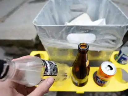 Beispiel f&uuml;r Bad Zwischenahn? Pfandflaschen und -dosen stehen in einem Pfandring, der an einem &ouml;ffentlichen M&uuml;llbeh&auml;lter angebracht ist. Einen entsprechenden Antrag haben Linke und Die Partei jetzt gestellt.