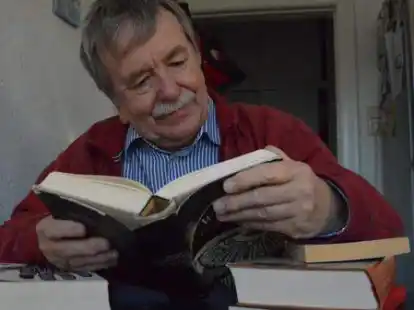 Seit acht Jahren stellt Wolfgang Wulf Autoren im &bdquo;Oldenburger Leseforum&ldquo; vor &ndash; nun liest er mal aus einer eigenen Geschichte.