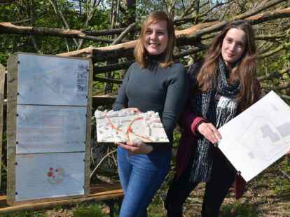 Sina Eick und Mira Beichle mit ihrem Entwurf, der sich am Wasser am Rande des Gel&auml;ndes orientiert.