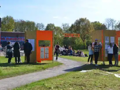 Pr&auml;sentation im Freien: Studenten der Jade-Hochschule haben ihre Entw&uuml;rfe f&uuml;r die Neugestaltung des Au&szlig;engel&auml;ndes an der Sporthalle des TuS Bloherfelde vorgestellt.