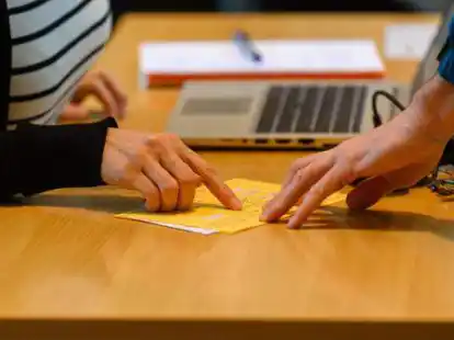 &Uuml;ber den genauen Umgang mit Impfp&auml;ssen und den Impfstatus von Kindern an den Schulen herrscht keine Einigkeit. Das Gesundheitsamt hat seine geplante Aktion dazu erstmal abgeblasen.