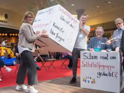 Ela Herschelmann (von links), Manfred Janssen, Achim Scholz, Hermann (Mitglied einer Selbsthilfegruppe) sowie Meike Dittmar werben f&uuml;rs Mitmachen.