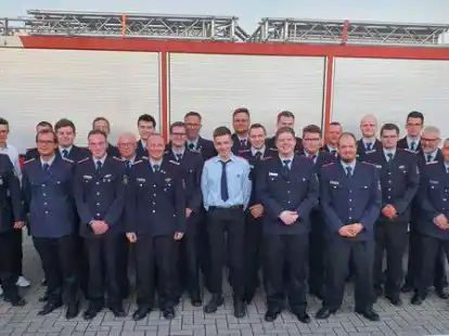 Zahlreiche Cloppenburger Feuerwehrleute sind jetzt bef&ouml;rdert worden. Dar&uuml;ber freuen sich Stadtbrandmeister Horst Lade (links) dessen Stellvertreter Dieter Leuschner (8.v.l.) und Ulrich Lade (2v.r.) sowie B&uuml;rgermeister Neidhard Varnhorn.