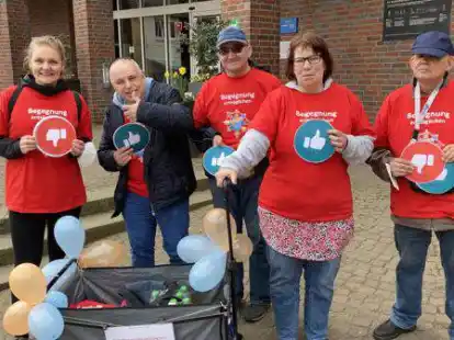 F&uuml;nf Mitglieder der Bewohnervertretung der Diakonie Himmelsth&uuml;r pr&uuml;fen die Wildeshauser Innenstadt auf Barrierefreiheit. Von links: Verena Schr&ouml;der, Teo Robbe, Peter Melcher, Marion Ellerbrock, Klaus Steinke.