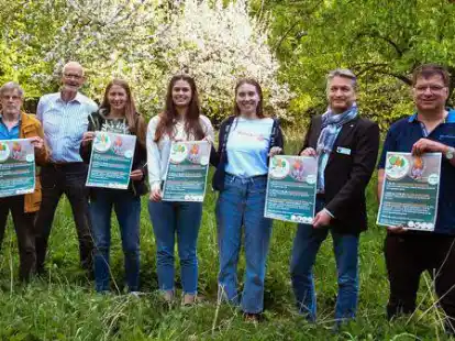 Stellten im Arboretum das Programm f&uuml;r die &bdquo;Nahtour 2022&ldquo; vor: (von links) Wolfgang Pohl, Dr. Volker Kuhlmann, Katharina Warmuth, Eliesa Kr&uuml;ger, Tabea Rodeh&uuml;ser, Torsten Helmbrecht und Jens Schachtschneider.