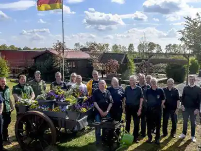 Zu einer Er&ouml;ffnungsfeier der kleinen Parkanlage kamen jetzt die Macher und F&ouml;rderer der Oldtimerfeuerwehr in Collstede zusammen.