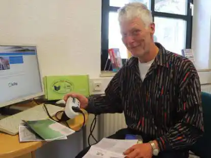 Rolf Hartmann hat das Ausleihangebot eines kostenlosen Energiesparpakets der Stadtb&uuml;cherei Varel genutzt.