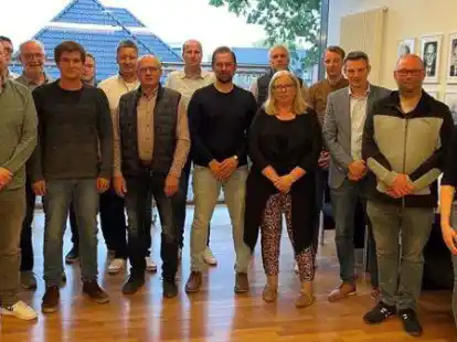 Die Friesoyther Fu&szlig;ballvereine haben einen gemeinsamen Fu&szlig;ballverein gegr&uuml;ndet, um gemeinsam noch zu bauende Kunstrasenpl&auml;tze zu nutzen. Zur Vorsitzenden wurde Friesoythes Erste Stadtr&auml;tin Heidrun Hamjediers (Mitte) gew&auml;hlt.